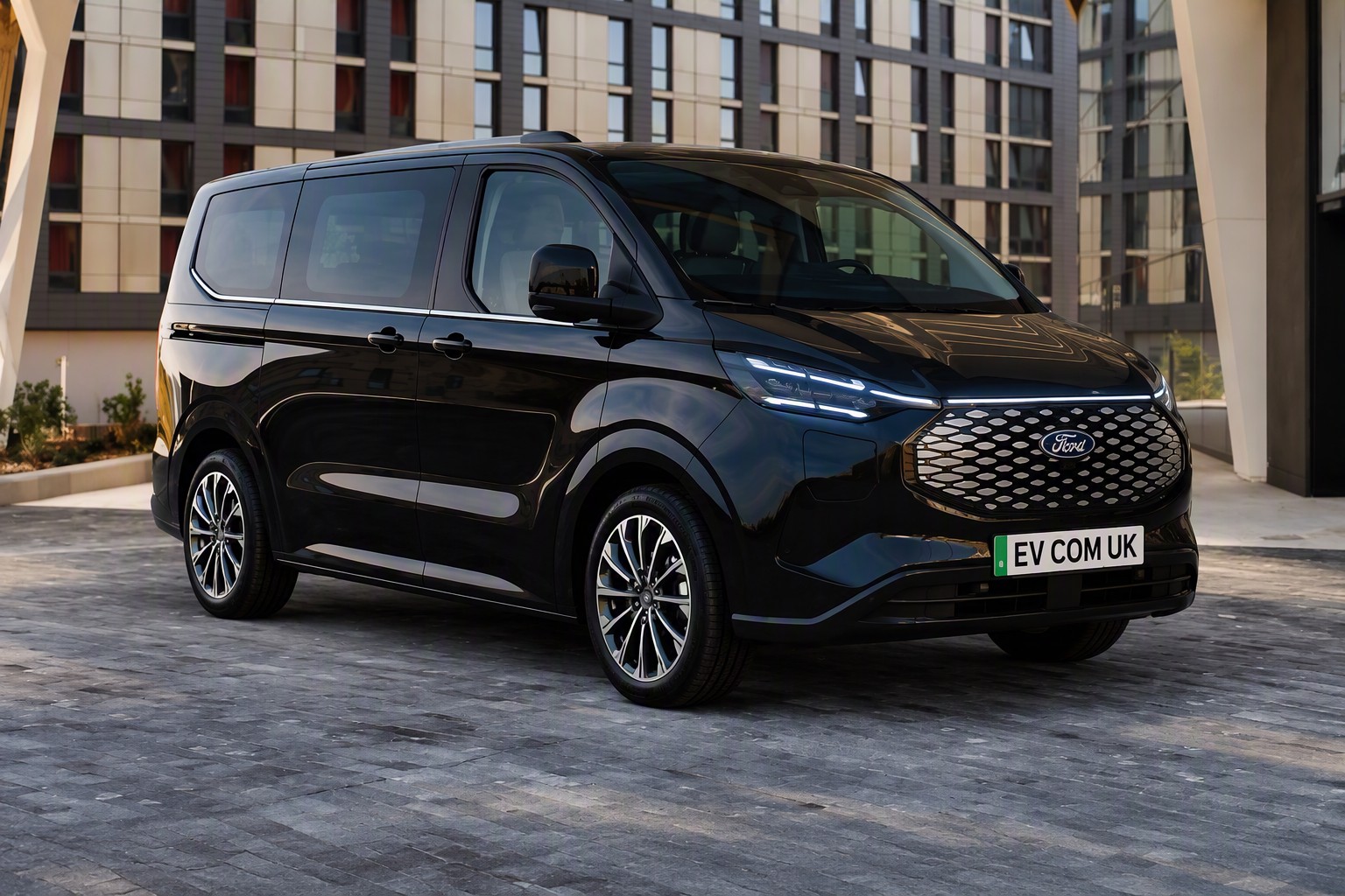 Ford e-Tourneo Custom L2 160 kW RWD